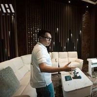 Di bagian depan rumahnya juga terdapat ruang tamu yang tampak begitu nyaman. Eko menjelaskan jika ruangan tersebut juga bisa dipakai untuk karaoke. Tak hanya dilengkapi dengan 2 mic seperti di ruangan karaoke, di dalam ruang tersebut juga terdapat sebuah alat musik organ berwarna putih. Foto: YouTube/AH