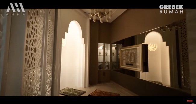 Eko juga menyediakan ruangan khusus untuk salat yang sudah dilengkapi dengan beberapa sajadah dan pajangan untuk mempercantik ruangan. Perpaduan warna putih dan coklat menciptakan kesan hangat pada ruangan tersebut. Foto: YouTube/AH