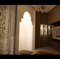 Eko juga menyediakan ruangan khusus untuk salat yang sudah dilengkapi dengan beberapa sajadah dan pajangan untuk mempercantik ruangan. Perpaduan warna putih dan coklat menciptakan kesan hangat pada ruangan tersebut. Foto: YouTube/AH