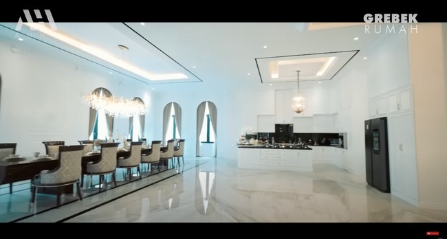 Mewah bak istana, rumah Eko Patrio itu memiliki ruang makan. dan dapur yang cukup luas dengan didominasi warna putih. Meja makannya pun tampak begitu panjang, muat hingga 12 kursi. Foto: YouTube/AH