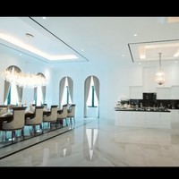 Mewah bak istana, rumah Eko Patrio itu memiliki ruang makan. dan dapur yang cukup luas dengan didominasi warna putih. Meja makannya pun tampak begitu panjang, muat hingga 12 kursi. Foto: YouTube/AH