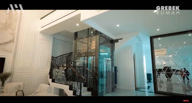 Berfasilitas canggih, rumah Eko Patrio juga dilengkapi dengan lift yang sisi-sisinya terbuat dari kaca. Adanya lift tersebut tentunya membuat rumah jadi terkesan lebih mewah. Foto: YouTube/AH
