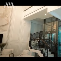 Berfasilitas canggih, rumah Eko Patrio juga dilengkapi dengan lift yang sisi-sisinya terbuat dari kaca. Adanya lift tersebut tentunya membuat rumah jadi terkesan lebih mewah. Foto: YouTube/AH
