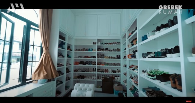 Kepada Atta, Eko mengatakan jika yang mendesain rumahnya itu ialah dirinya sendiri bersama sang anak. Di dalam rumahnya Eko juga menyediakan ruangan khusus untuk meletakkan sepatu-sepatu koleksinya dan keluarga. Foto: YouTube/AH