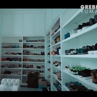 Kepada Atta, Eko mengatakan jika yang mendesain rumahnya itu ialah dirinya sendiri bersama sang anak. Di dalam rumahnya Eko juga menyediakan ruangan khusus untuk meletakkan sepatu-sepatu koleksinya dan keluarga. Foto: YouTube/AH