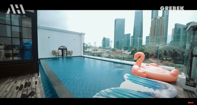 Di lantai paling atas rumahnya terdapat kolam renang bak hotel berbintang. Sambil berenang bisa juga menikmati pemandangan gedung-gedung dari atas rumahnya. Foto: YouTube/AH