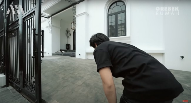 Melalui video WOW!! RUMAH 150M PELAWAK EKO PATRIO di channel YouTube AH milik Atta Halilintar, Eko Patrio tampak memamerkan rumah mewahnya. Dari luar rumah tersebut tampak didominasi oleh warna putih dan hitam. Foto: YouTube/AH