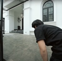 Melalui video WOW!! RUMAH 150M PELAWAK EKO PATRIO di channel YouTube AH milik Atta Halilintar, Eko Patrio tampak memamerkan rumah mewahnya. Dari luar rumah tersebut tampak didominasi oleh warna putih dan hitam. Foto: YouTube/AH