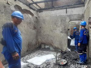 Kebakaran di Kampung Pulo, Kakek Ini Tak Tega Melihat Rumah Sendiri