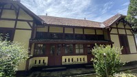 Bangunan dengan gaya twin-house kolonial ini masih berdiri kokoh di pinggir jalan. Lokasinya di Jalan Bhayangkara No. 156 A, Kelurahan Sriwedari, Kecamatan Gunung Puyuh, Kota Sukabumi. (Foto: Siti Fatimah/detikJabar)