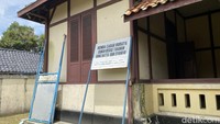 Saat ini kondisinya kurang diperhatikan. Rumah bersejarah yang ditempati tokoh nasional itu dibiarkan kosong. Papan penanda bangunan cagar budaya yang mulanya terpasang di depan kini dilepas dan dibiarkan di halaman belakang. (Foto: Siti Fatimah/detikJabar)