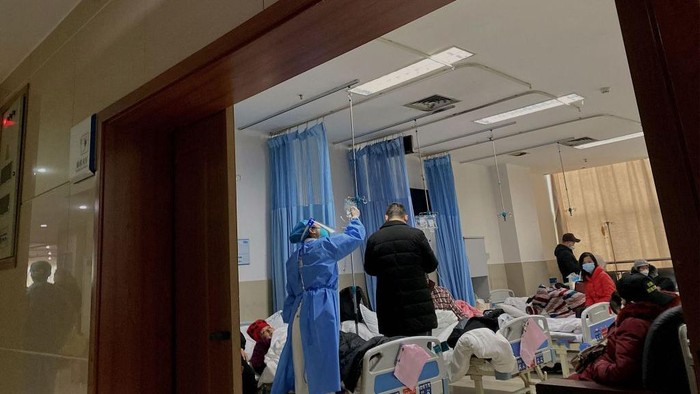 Covid-19 coronavirus patients rest in a ward of the Chongqing No. 5 People's Hospital in China's southwestern city of Chongqing on December 23, 2022. (Photo by Noel CELIS / AFP) (Photo by NOEL CELIS/AFP via Getty Images)