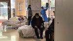 6 Foto Pasien COVID China yang Terdampar di Luar RS