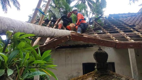 Salah satu rumah warga yang rusak akibat tertimpa pohon tumbang di Karangasem. (istimewa)