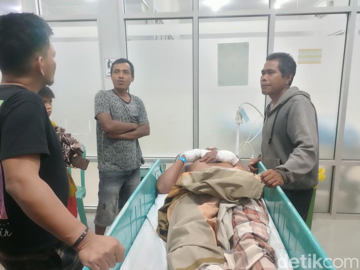 Salah satu warga di Bone yang terlibat perkelahian dirawat di rumah sakit.
