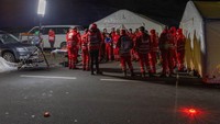 Tim SAR berusaha melakukan evakuasi para korban.