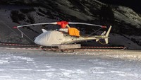 Helikopter tim penyelamat ditutup agar tidak terkena salju. Baling-balingnya juga diikat agar tidak tertiup angin.