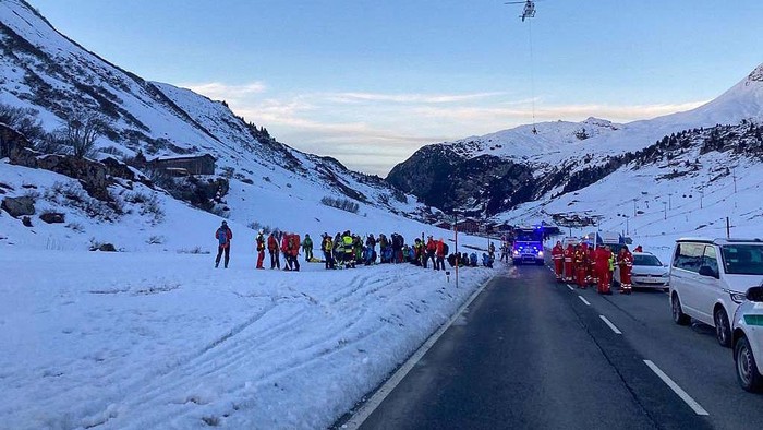 This photograph taken on December 25, 2022 shows a covered rescue helicopter at the ski resort of Lech Zurs after an avalanche allegedly caused the death of at least ten skiers in Zurs, eastern Austria. - Austria OUT (Photo by Peter RINDERER / EXPA / AFP) / Austria OUT (Photo by PETER RINDERER/EXPA/AFP via Getty Images)