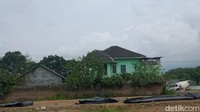 Rumah bercat hijau milik Setyo Subagyo itu belum tersentuh proyek tol Jogja-Solo, sementara rumah lainnya telah rata dengan tanah. Foto: Achmad Hussein Syauqi/detikJateng