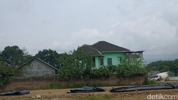 Satu rumah bertingkat masih berdiri di tengah proyek tol Jogja-Solo wilayah Desa Kahuman, Kecamatan Ngawen, Klaten, Jumat (23/12/2022). Rumah ini masih utuh karena pemiliknya menolak uang ganti rugi (UGR) sekitar Rp 3,5 miliar.