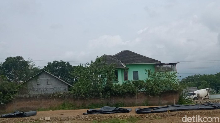 Satu rumah bertingkat masih berdiri di tengah proyek tol Jogja-Solo wilayah Desa Kahuman, Kecamatan Ngawen, Klaten, Jumat (23/12/2022). Satu rumah bertingkat masih berdiri di tengah proyek tol Jogja-Solo wilayah Desa Kahuman, Kecamatan Ngawen, Klaten, Jumat (23/12/2022). Rumah ini masih utuh karena pemiliknya menolak uang ganti rugi (UGR) sekitar Rp 3,5 miliar.
