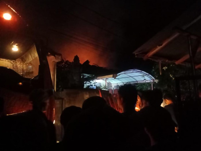 Sebuah rumah di Jalan Pulau Samosir No. 23, Wilayah Kelurahan Penarukan, Kecamatan Buleleng, Kabupaten Buleleng, Bali kebakaran pada Senin (26/12/2022) sekitar pukul 19.00. (Made Wijaya Kusuma)