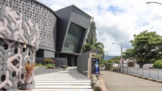 Museum Tsunami Aceh dibangun untuk memperingati tsunami Aceh pada 26 Desember 2004. Tsunami tersebut termasuk salah satu bencana alam terbesar di Indonesia.
