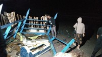 Warga mengunjungi makam tua yang terbongkar usai diterjang ombak tinggi. Foto: Muhammad Budi Kurniawan/detikcom