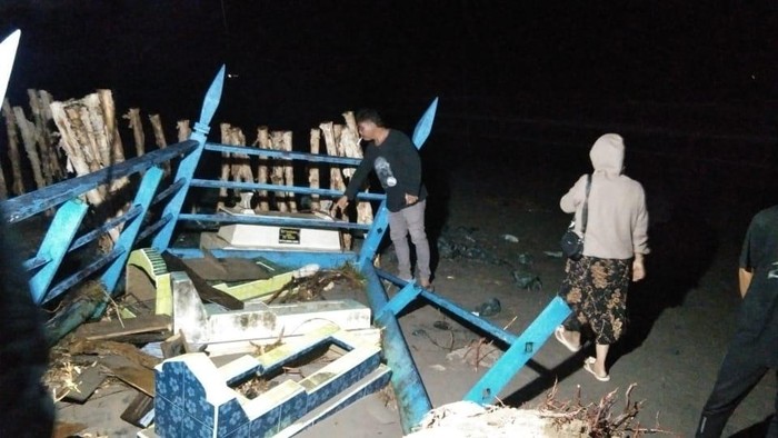 Sejumlah makam di Tanah Bambu, Kalimantan Selatan hancur di terjang ombak.