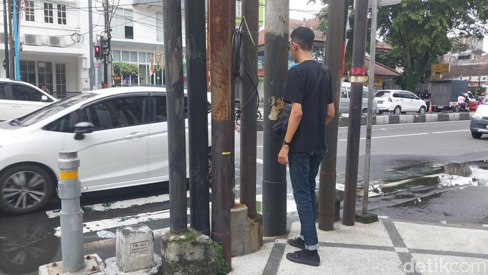 Semrawutnya tiang di kawasan Kayutangan Heritage Kota Malang