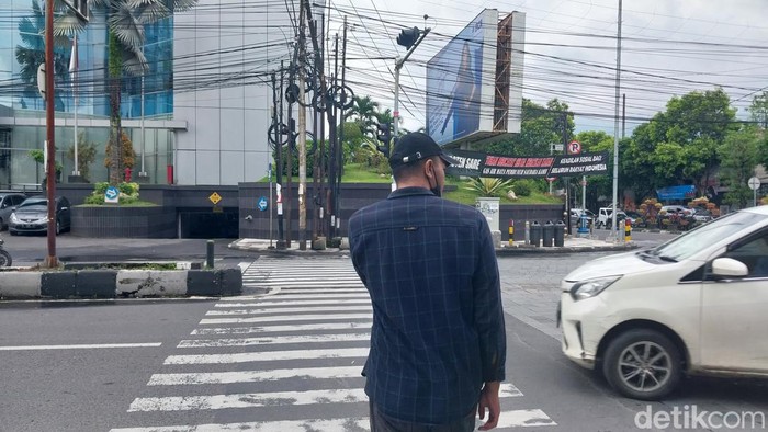 Semrawutnya tiang di kawasan Kayutangan Heritage Kota Malang Semrawutnya tiang di kawasan Kayutangan Heritage Kota Malang