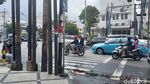 Penampakan Tiang Semrawut Kayutangan Kota Malang Halangi Penyeberang Jalan