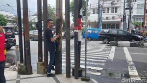 Penampakan Tiang Semrawut Kayutangan Kota Malang Halangi Penyeberang Jalan