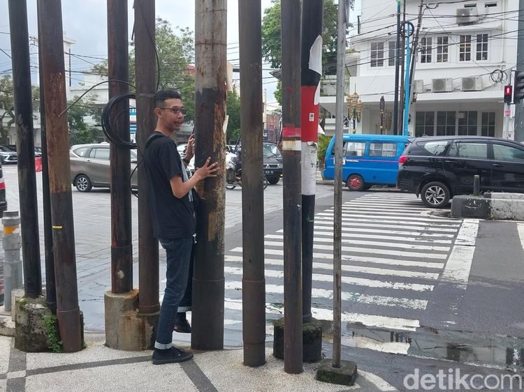 Penampakan Tiang Semrawut Kayutangan Kota Malang Halangi Penyeberang Jalan
