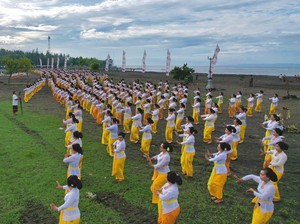 1.000 Anggota PKK Bawakan Tari Rejang Renteng di Pantai Pengambengan
