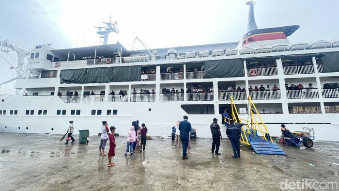 Suasana Pelabuhan Parepare saat momen arus mudik Nataru 2023.
