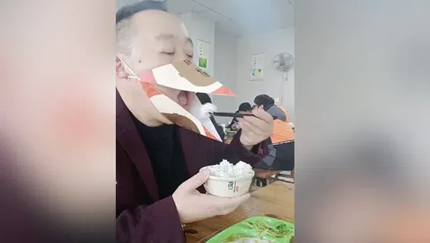 Takut Kena COVID-19, Pria Ini Bikin Masker 'Bebek' Untuk Makan di Restoran