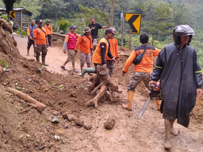 Tanah longsor menutup jalan Desa Rahtawu, Kecamatan Gebog, Kudus, Senin (26/12/2022).