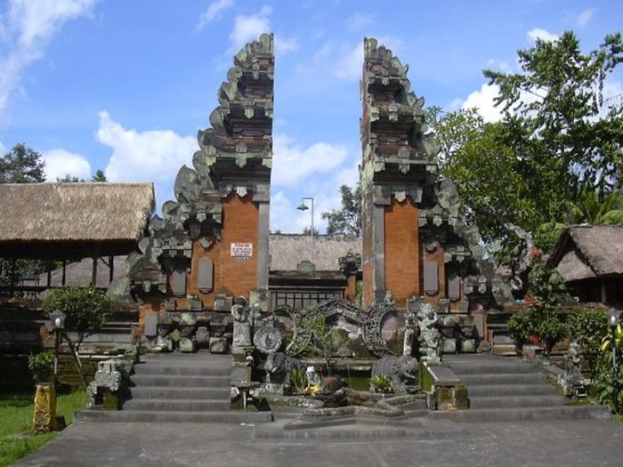 Potret Pura Penataran Sasih, Prasasti Blanjong, Candi Tebing Tegallinggah.
