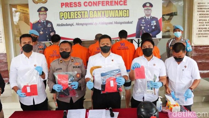 Tersangka saat dihadirkan bersama pelaku lainnya dalam ungkap kasus Polresta Banyuwangi