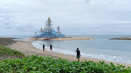 Tiga patung ikonik di Pantai Jerman, Jalan Wana Segara, Desa Adat Tuban, Kuta, Badung, Bali.