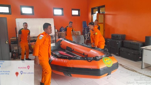 Tim Pos SAR Manggarai Barat menyiapkan Rubber Boat untuk pencarian pemuda hilang di Sungai Wae Ponto, Lembor Selatan, Kabupaten Manggarai Barat, Nusa Tenggara Timur (NTT), Senin (26/12/2022).