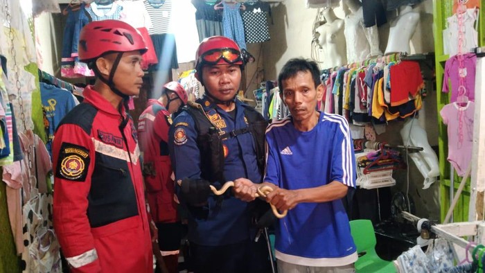 Ular masuk rumah warga di Makassar.