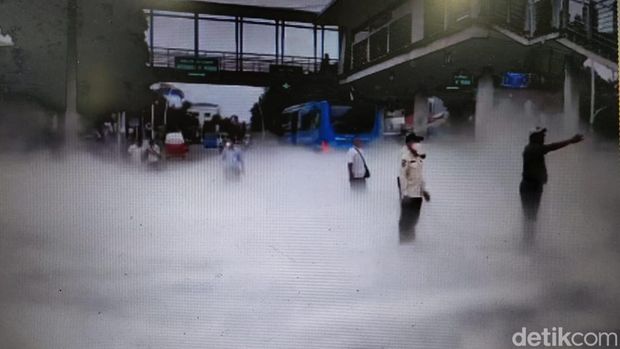 Video memperlihatkan asap putih memenuhi badan jalanan di Jatinegara, Jaktim, viral di medsos. Asap itu tampak tebal dan ada sejumlah petugas terjun di jalanan. (Repro detikcom)