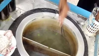 Berjualan mie ayam, pedagang ini punya akal jitu untuk mencegah kebocoran. Ia menggunakan ban bekas sepeda di sekitar pancinya. Foto: Instagram/uncoditionaldesign