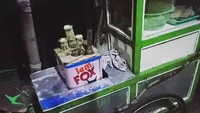 Menjajakan kue putu, penjual yang satu ini memanfaatkan kaleng bekas lem. Salah satu sudutnya dilubangi untuk mengeluarkan uap air di dalam kaleng. Foto: Instagram/uncoditionaldesign