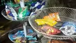 Terlalu Kreatif, 10 Pedagang Makanan Ini Punya Wadah yang Nyeleneh