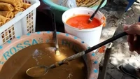 Butuh wadah besar untuk menyimpan saus, penjual gorengan ini memanfaatkan ember bekas. Embernya bahkan terlihat seperti bekas wadah cat tembok. Foto: Instagram/uncoditionaldesign