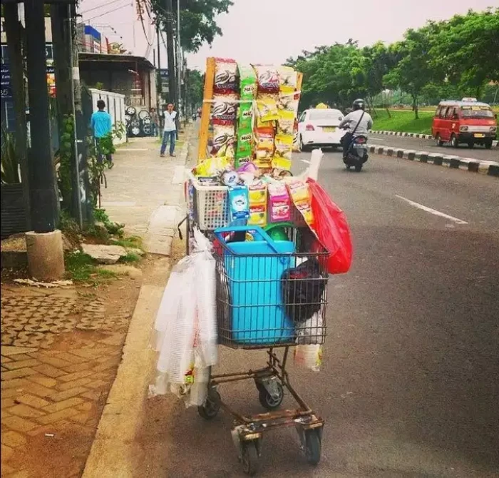 Wadah makanan nyeleneh Terlalu Kreatif, 10 Pedagang Makanan Ini Punya Wadah yang Nyeleneh