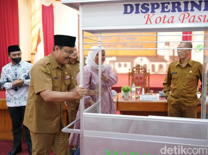 Wali Kota Pasuruan Saifullah Yusuf mendorong gerobak untuk PKL alun-alun